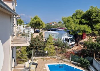 DEVASTACIJA Pogedajte ovo divlje parkiralište u Supetru na mjestu gdje su nekad rasli divni borovi!