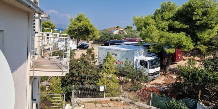 DEVASTACIJA Pogedajte ovo divlje parkiralište u Supetru na mjestu gdje su nekad rasli divni borovi!