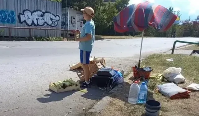 DJEČAK KOJI JE DIRNUO BiH Mališan prodaje voće na ulici kako bi kupio lijekove za bolesne roditelje