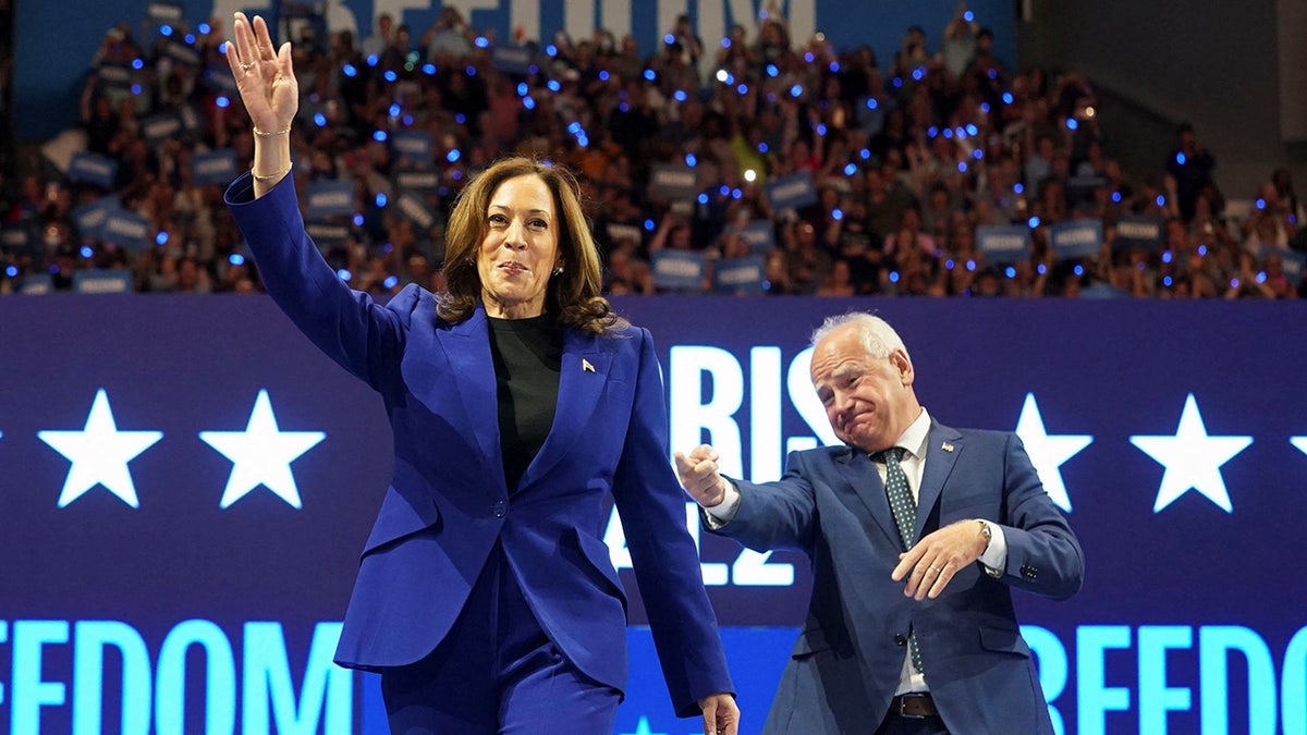 Potpredsjednica Kamala Harris na pozornici s guvernerom Timom Walzom