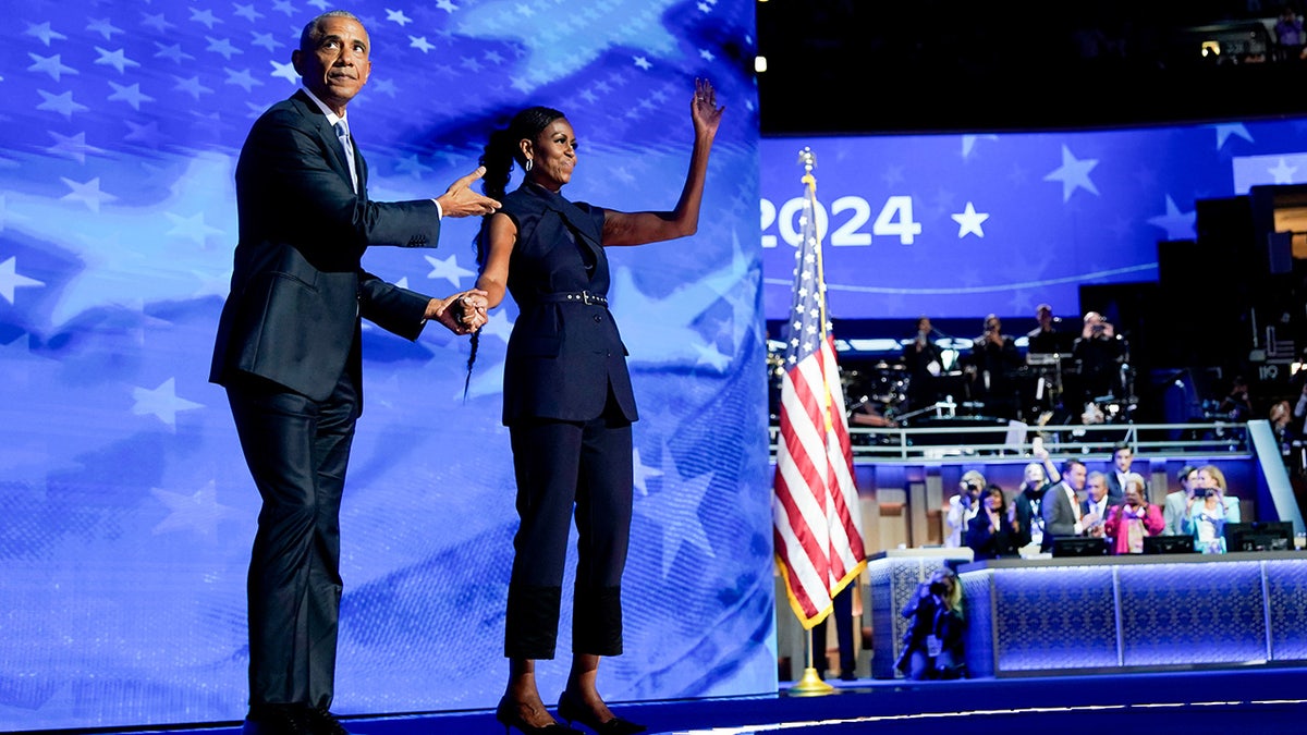 Barack Obama sa suprugom Michelle Obama na DNC pozornici