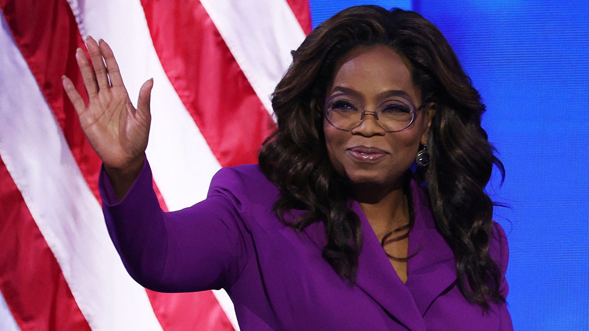 Oprah Winfrey stupa na pozornicu trećeg dana Demokratske nacionalne konvencije