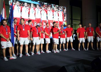 DOČEK NA TUĐMANU Vaterpolisti i brončana Lena Stojković vratili se kući. Tucak: Osvojit ćemo i to zlato! | NACIONAL.HR