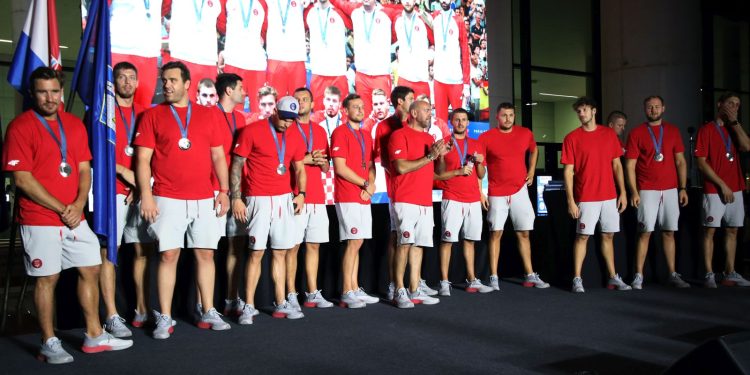 DOČEK NA TUĐMANU Vaterpolisti i brončana Lena Stojković vratili se kući. Tucak: Osvojit ćemo i to zlato! | NACIONAL.HR