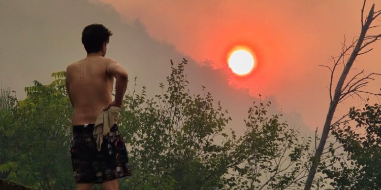 DRAMA U ŽRNOVNICI Vatrena stihija stigla do kuća, oštećeno i jedno vatrogasno vozilo