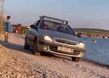 DŽUMBUS U SELINAMA ‘S balkona gledam ovaj užas. Na plaži ne mogu biti djeca, ni osobe s invaliditetom… Gaze nas automobili’ | NACIONAL.HR