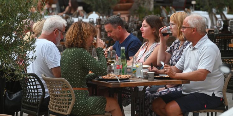 Deru gdje stignu: Neki ugostitelji počeli naplaćivati ono što se prije podrazumijevalo