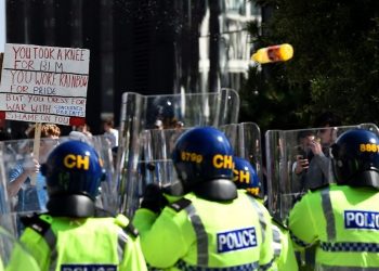 Desničarski nemiri izbijaju diljem Ujedinjenog Kraljevstva (VIDEO) — RT World News