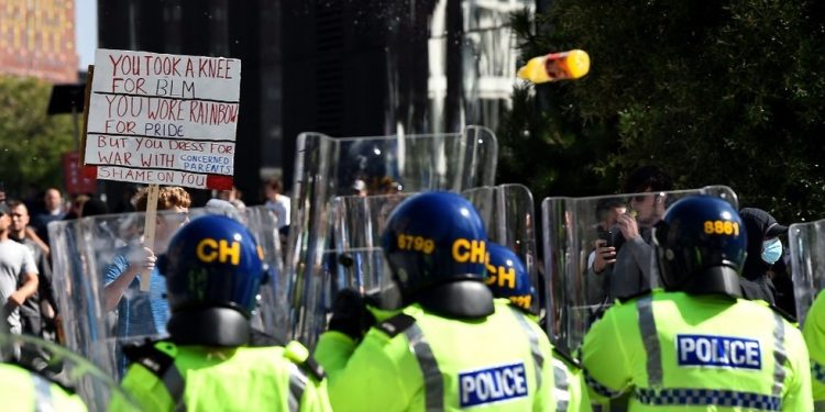 Desničarski nemiri izbijaju diljem Ujedinjenog Kraljevstva (VIDEO) — RT World News