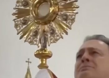 Dogodilo se predivno čudo u Kolumbiji: ‘Svećenik plače, hostija pulsira pred 300 vjernika’