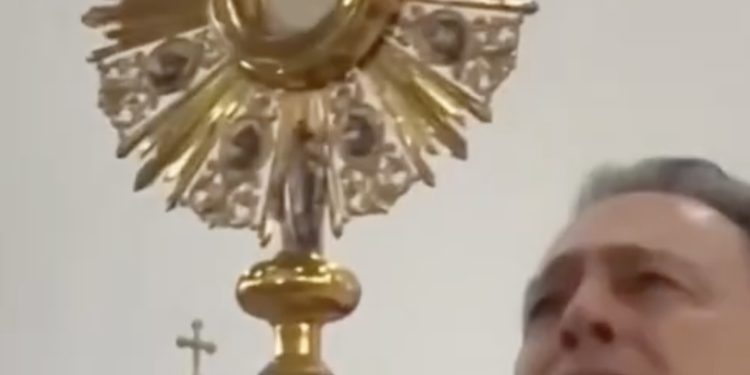 Dogodilo se predivno čudo u Kolumbiji: ‘Svećenik plače, hostija pulsira pred 300 vjernika’