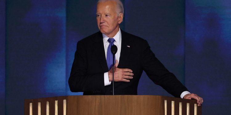 Emotivni Joe Biden predaje baklju Kamali Harris čime završava 5 desetljeća na izbornoj dužnosti