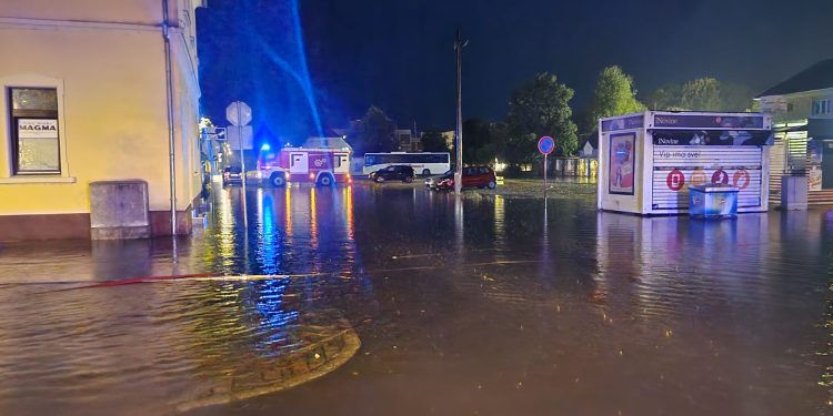 Epsko nevrijeme pokosilo Glinu: Cijeli grad je pod vodom, šire se snimke