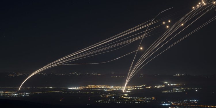 Eskalacija na pomolu: Hezbollah ispalio 320 raketa na Izrael, ovi digli stotinjak aviona