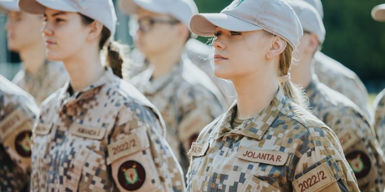 Europska zemlja planira obvezni vojni rok za žene