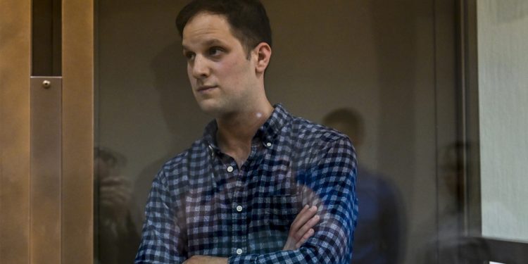 Evan Gershkovich možda nije bio špijun, ali nije bio ni Julian Assange — RT World News