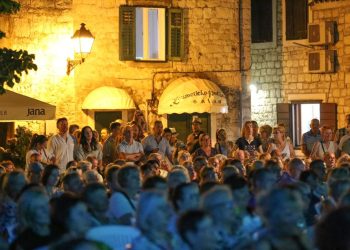 (FOTO) “Arije pod zvijezdama” razgalile Kaštela: Gost večeri Đani Stipanićev