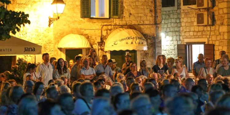 (FOTO) “Arije pod zvijezdama” razgalile Kaštela: Gost večeri Đani Stipanićev