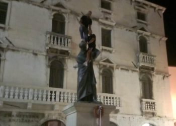 (FOTO) DIVLJANJE SE NASTAVLJA Turisti se popeli Maruliću (i Splićanima) na vrh glave