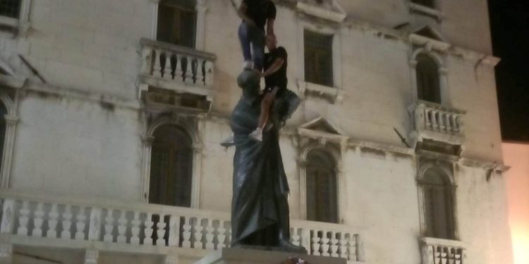 (FOTO) DIVLJANJE SE NASTAVLJA Turisti se popeli Maruliću (i Splićanima) na vrh glave