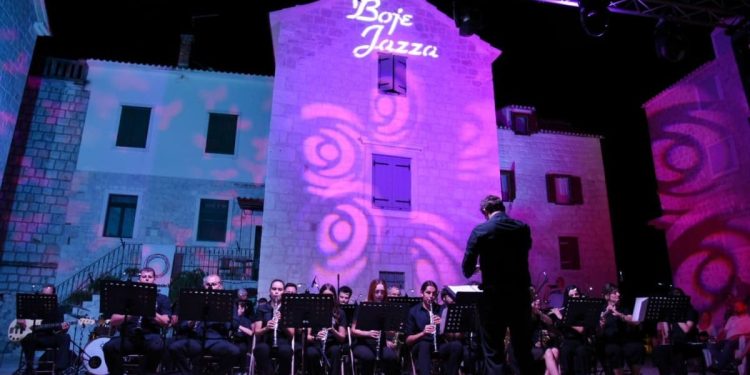 (FOTO) Građani oduševljeni: HGD “Biranj” bojama jazza obojalo kaštelansko Igrišće