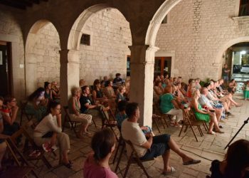 (FOTO) Kaštelansko kulturno ljeto u znaku Arsena Dedića: Večer poezije i glazbe oduševila publiku