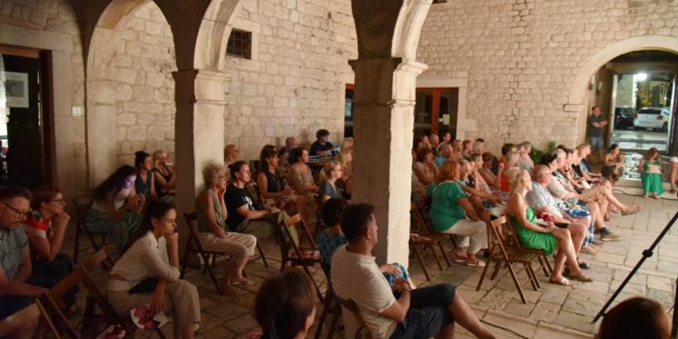 (FOTO) Kaštelansko kulturno ljeto u znaku Arsena Dedića: Večer poezije i glazbe oduševila publiku