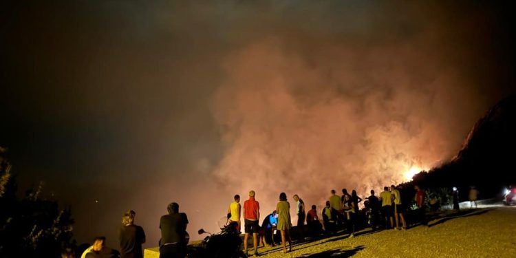 [FOTO] Kataklizmični prizori: Mještani vatrenoj stihiji gledaju ‘u oči’