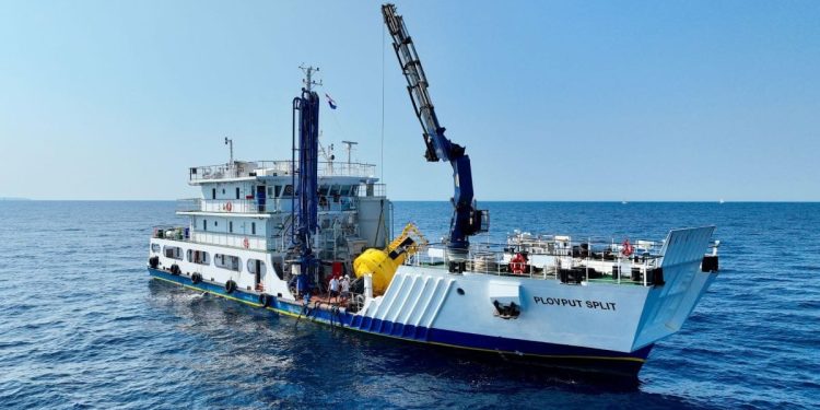 FOTO Motornim brodom “Plovput Split” izvršeno redovno godišnje održavanje meteorološko-oceanografske plutače Otočić Galijola