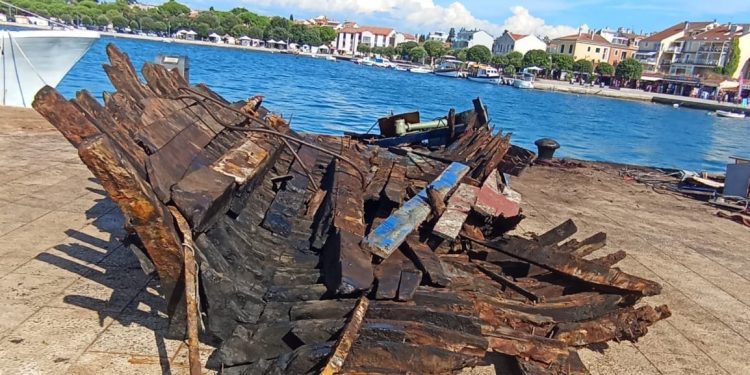FOTO Ovo je sve što je ostalo od broda, kojeg je nevrijeme u Umagu razbilo o rivu