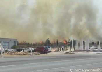 FOTO Veliki požar iznenada buknuo u Čulama, došao do kuća i ceste