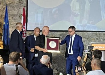 FOTO i VIDEO Prekrasni ambijent. Održana svečana sjednica Općine Klis, stigli brojni visoki uzvanici