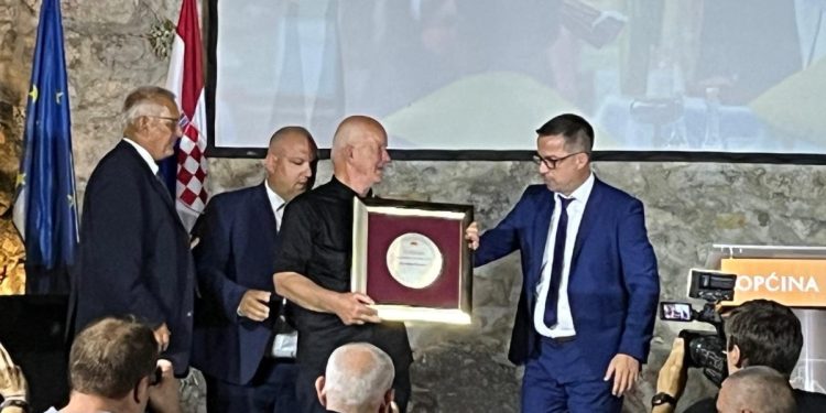 FOTO i VIDEO Prekrasni ambijent. Održana svečana sjednica Općine Klis, stigli brojni visoki uzvanici