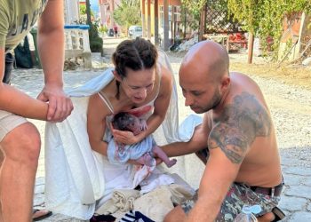 Fascinantne slike iz Pakoštana: Tihomir je porodio suprugu pored kuće, nisu stigli u bolnicu