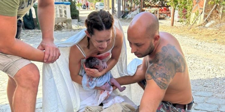 Fascinantne slike iz Pakoštana: Tihomir je porodio suprugu pored kuće, nisu stigli u bolnicu