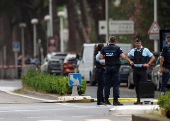 Francuske vlasti traže piromana koji je gađao sinagogu, ozlijeđen policajac