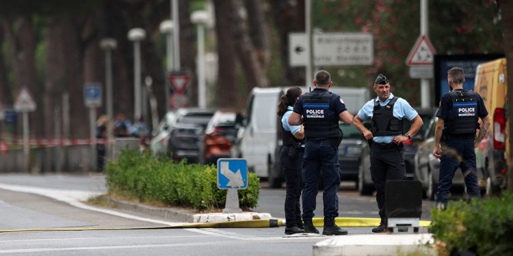Francuske vlasti traže piromana koji je gađao sinagogu, ozlijeđen policajac