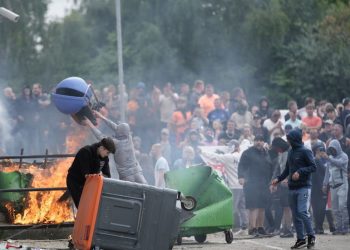 GLEDAJTE Britanski demonstranti zapalili hotel za migrante — RT World News
