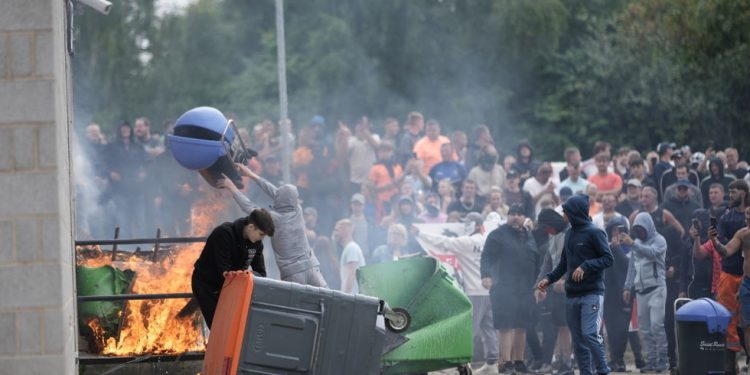 GLEDAJTE Britanski demonstranti zapalili hotel za migrante — RT World News
