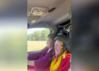 GLEDAJTE Ruski vojnik razveselio evakuirane bake obećavajući disko ples — RT Rusija i bivši Sovjetski Savez