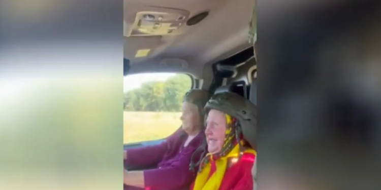 GLEDAJTE Ruski vojnik razveselio evakuirane bake obećavajući disko ples — RT Rusija i bivši Sovjetski Savez