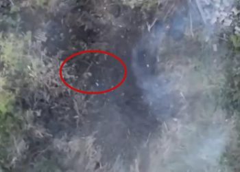 GLEDAJTE kako vojnik udara glavom u nadolazeću bespilotnu letjelicu kamikazu — RT Rusija i bivši Sovjetski Savez