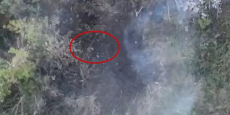 GLEDAJTE kako vojnik udara glavom u nadolazeću bespilotnu letjelicu kamikazu — RT Rusija i bivši Sovjetski Savez