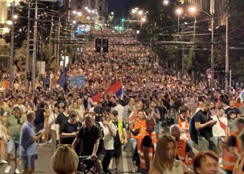 KAOS U BEOGRADU Auto se zaletio u mnoštvo, policija opkolila i izbacila prosvjednike, ima i uhićenih | NACIONAL.HR