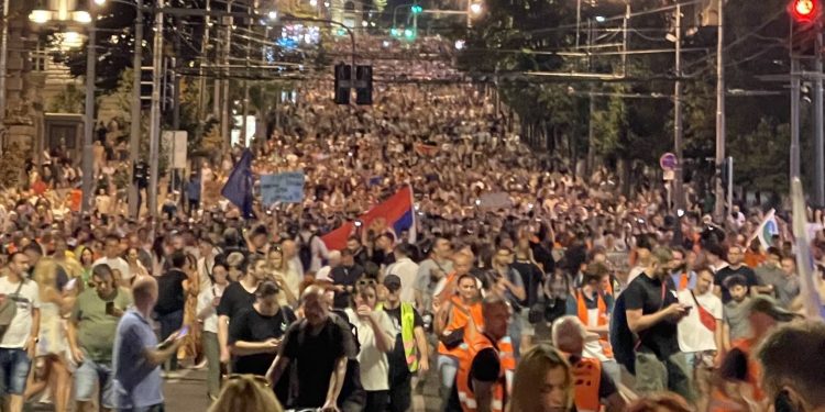 KAOS U BEOGRADU Auto se zaletio u mnoštvo, policija opkolila i izbacila prosvjednike, ima i uhićenih | NACIONAL.HR