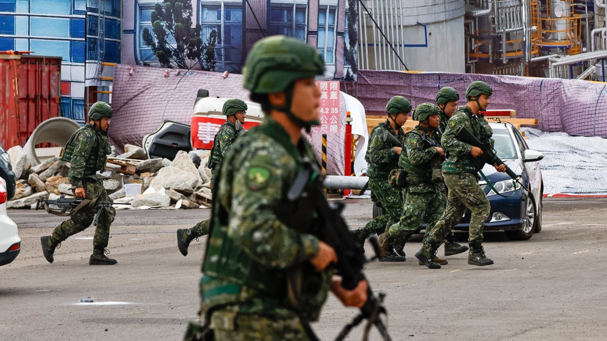 Tajvanski vojnici raspoređeni su tijekom vježbe rata i katastrofe u sklopu godišnje vježbe Wan-An Air Raid Drill, u morskoj luci u New Taipeiju, Tajvan, 23. srpnja 2024. Vježba, koja se poklapa s godišnjom vježbom Han Kuang, je zajednička vježba gotovo 2000 pojedinaca iz vladinih agencija uključujući vojsku, vatrogasne i spasilačke službe.