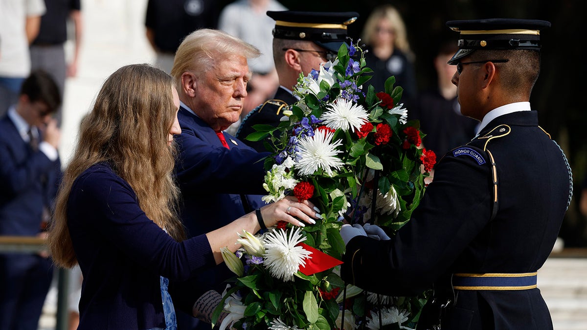 Trump polaže vijenac na nacionalnom groblju Arlington