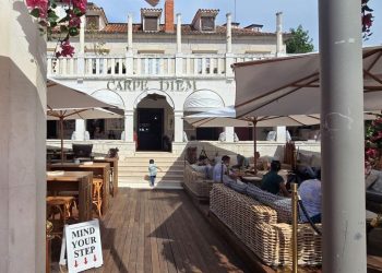 Grad Hvar drastično skraćuje radno vrijeme “Carpe Diemu”, policija pred vijećnicom