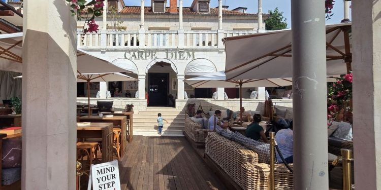 Grad Hvar drastično skraćuje radno vrijeme “Carpe Diemu”, policija pred vijećnicom