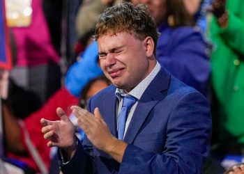 Gus Walz rasplakao, dijeli emotivni trenutak s ocem Timom tijekom DNC govora: ‘To je moj tata’